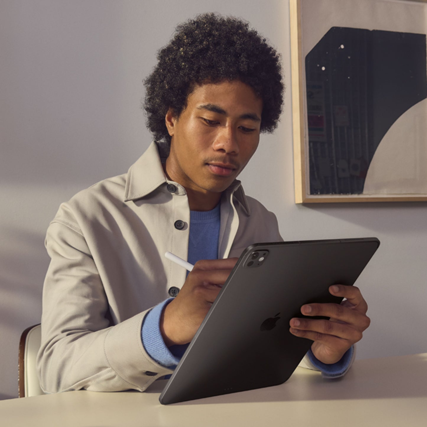 iPad_Pro_13-in_M5_Cellular_Space_Black_PDP_Image_Position_5__en-ME