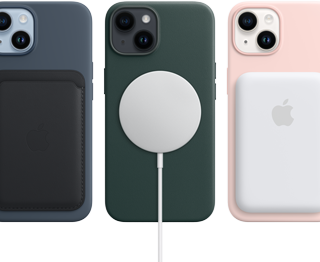 حافظات iPhone 14 MagSafe باللون منتصف الليل، الأخضر الغابي، والوردي الطباشيري مع ملحقات MagSafe، المحفظة، الشاحن، وحزمة البطارية.