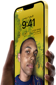 يد تمسك بـ iPhone 14 Plus باللون الأصفر يعرض شاشة قفل مخصصة.