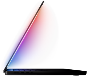 يُصدر MacBook Pro المفتوح قليلاً توهجًا متعدد الألوان من الشاشة على لوحة المفاتيح