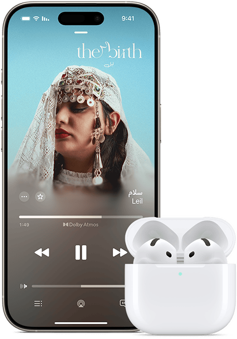 iPhone بجانب AirPods Pro في علبة الشحن، العلبة مفتوحة