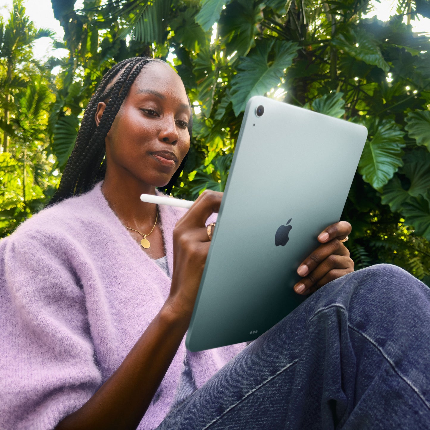 iPad_Air_13_Air_M4_Wifi_Blue_PDP_Image_Position_8__en-ME
