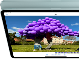 iPad Air، مع كاميرا Center Stage بدقة 12 ميجابكسل تعرض مستخدمًا على FaceTime، أمام نموذج آخر من iPad Air يعرض الجزء الخلفي والكاميرا