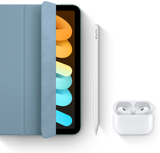 يُعرض iPad mini أثناء الاستخدام مع Smart Folio وApple Pencil Pro وAirPods Pro