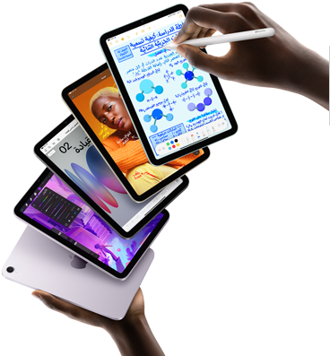 يُعرض خمسة نماذج من iPad mini بشكل مروحي تمسكها يد المستخدم. يظهر نموذج واحد الكاميرا الخلفية، والأربعة الأخرى تواجه الأمام. يتم استخدام Apple Pencil Pro لتدوين الملاحظات