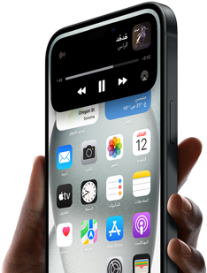 iPhone 15 ممسك باليد، Dynamic Island يعرض معلومات تتبع مشاركة الركوب.