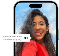 iPhone 15 يعرض ميزة Voiceover تعلن عن معلومات الصورة، شخص ذو شعر أسود متموج يضحك