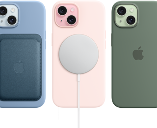 iPhone 15 يعرض غطاء iPhone 15 Silicon مع MagSafe، محفظة FineWoven مع MagSafe، شاحن MagSafe، حزمة بطارية MagSafe.