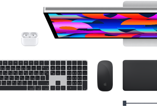 اكسسوارات Mac: سماعات AirPods، وشاشة Studio&nbsp;Display، ولوحة&nbsp;مفاتيح&nbsp;ماجيك، وماجيك&nbsp;ماوس، ولوحة&nbsp;تعقب&nbsp;ماجيك، وكابل شحن&nbsp;MagSafe بلون&nbsp;سماء الليل
