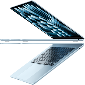 اثنان من أجهزة لابتوب MacBook&nbsp;Air باللون الأزرق السماوي مفتوحان على شكل سهم، فتبرز نحافة التصميم