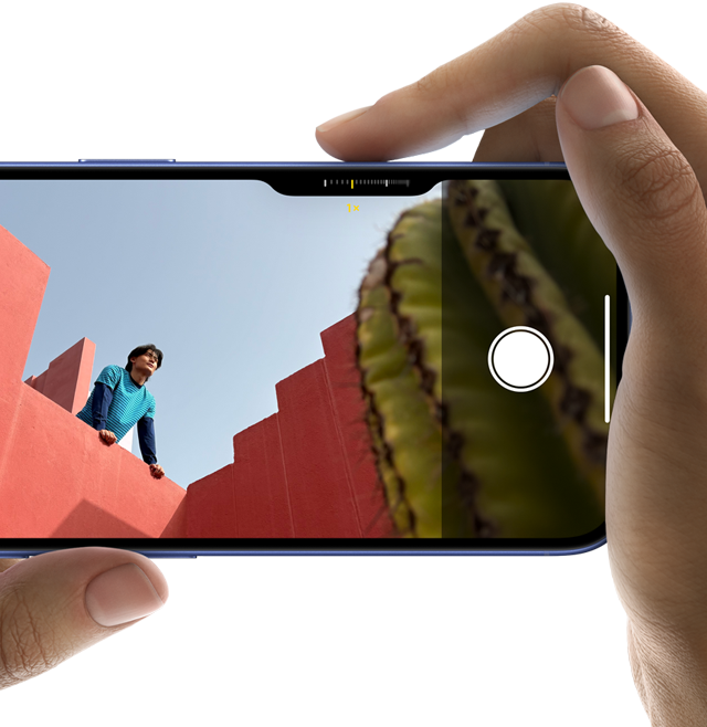 التحكم في الكاميرا على iPhone 16، إصبع يمين ينزلق على جانب الهاتف لضبط إعدادات الكاميرا