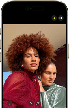 iPhone Air، الواجهة الأمامية، Dynamic Island في المنتصف بالقرب من الأعلى، ميزة Center Stage للصور قيد الاستخدام