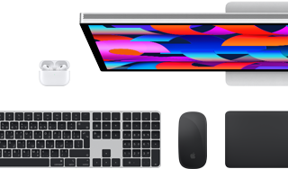 اكسسوارات Mac: سماعات AirPods، وشاشة Studio Display، وكابل شحن MagSafe، ولوحة مفاتيح ماجيك مع ميزة بصمة الإصبع، وماجيك ماوس، ولوحة تعقب ماجيك، جميعها باللون الأسود الفلكي